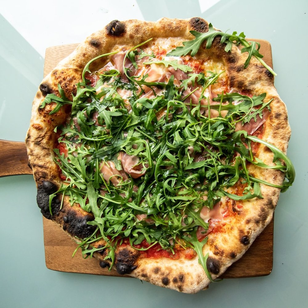 Prosciutto and arugula pizza